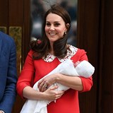 Kate Middleton oblkla v den narozen tetho dtte velmi podobn aty jako...