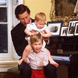 Princ Charles si hraje s malm Williamem a Harrym.