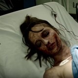 Terezu ve videoklipu srazí auto a krásná dívka skončí v nemocnici, kam za ni...