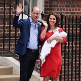 Princ William se svojí Kate, která zrovna porodila svého již třetího potomka....