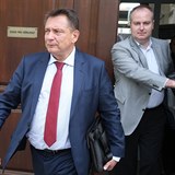 Jiří Paroubek opouští soudní budovu v doprovodu asistenta.
