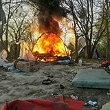 Záběry z hořícího romského tábora na kyjevské Lysé hoře.