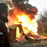 Radikální neonacista ze skupiny c14 sleduje založený požár v romském tábořišti.