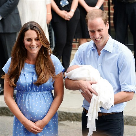 Kate s Williamem v roce 2013 ukzali svho prvnho syna prince George.