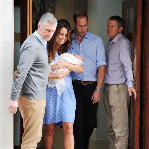 Kate s Williamem opout porodnici s prvnm dttem princem Georgem. Tehdy Kate...