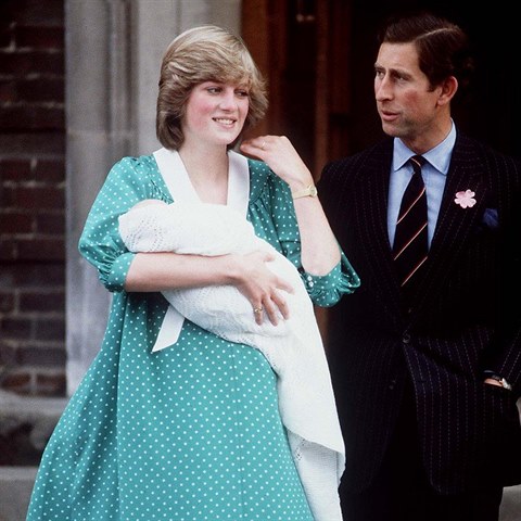 Lady Diana ukzala prvorozenho Williama v puntkovanch atech jako Kate...