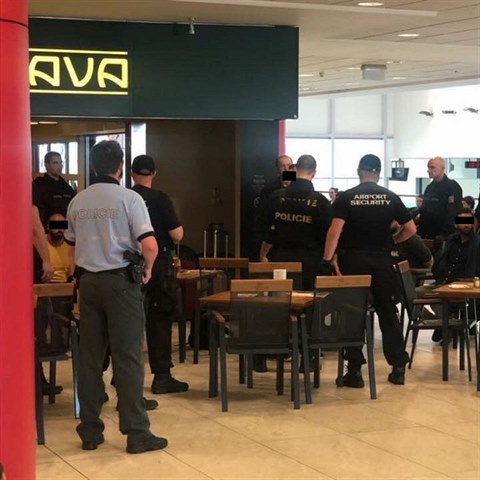 Cizince dopadli na letišti.
