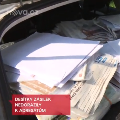Televize Nova v reporti ukzala zlomek dopis, kter doruovatelka z Mlnicka odhodila. I tak spolehliv zaplnily kufr auta.