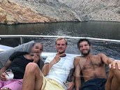 DJ Avicii si den před smrtí užíval s přáteli na lodi.S nápojem v ruce.