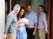 Kate s Williamem opouští porodnici s prvním dítětem princem Georgem. Tehdy Kate...
