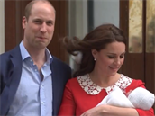 Kate odchází s Williamem a novorozeným synem z porodnice.