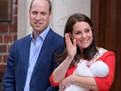 Kate s Williamem opouští porodnici v den porodu.