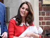 Vévodkyn z Cambridge oblékla v den narození druhého syna také ervené aty s...