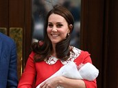 Kate Middleton oblékla v den narození třetího dítěte velmi podobné šaty jako...