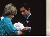 Lady Diana na sobě měla při narození prince Williama puntíkované šaty stejně...