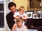 Princ Charles si hraje s malým Williamem a Harrym.