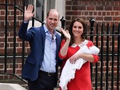 Princ William se svojí Kate, která zrovna porodila svého ji tetího potomka....