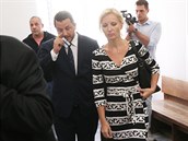 Pera Paroubková vchází do soudní sín.