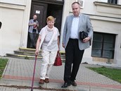 Zuzana Paroubková opoutí soudní budovu poté, co ped novinái podpoila...