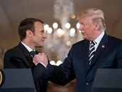Trump a Macron jsou dobí pátelé.