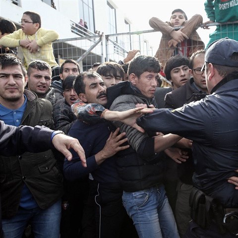 Strkanice mezi eckmi policisty a migranty v uprchlickm tboe v Athnch.