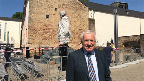 Václav Klaus se u fotky Karla Marxe vyfotil, jinak ji ale oste zkritizoval.