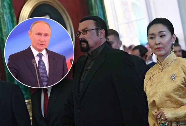 Steven Seagal se svou ženou na inauguraci prezidenta Vladimira Putina.