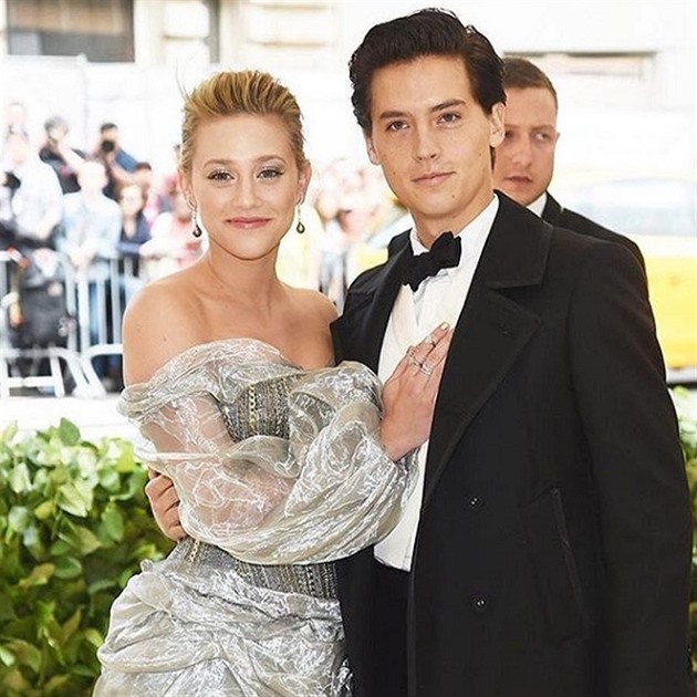 Lili Reinhart a Cole Sprouse na Met Gala 2018