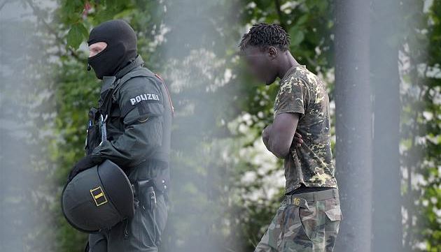 V Ellwangenu zasahovali policisté proti vzboueným adatelm o azyl.