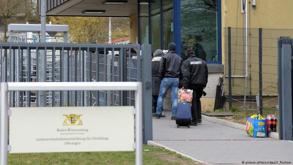 V Ellwangenu zasahovali policisté proti vzboueným adatelm o azyl.