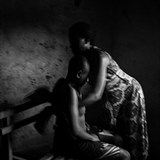 Kenmeni obvazuje dceru dceru po ehlen. Bafang v zpadnm Kamerunu.