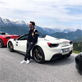 Leoš na Instagramu zveřejnil fotku se svým Ferrari a dal jasně najevo, že se...