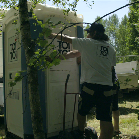 Petr musel vlastn� silou st�hovat toi toiky.