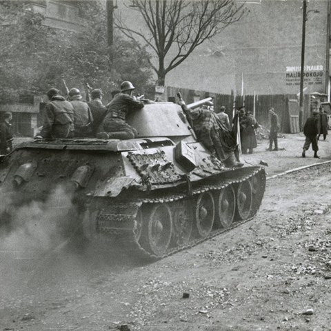 Sovtsk tank ve slubch Vlasovc na Pankrci.