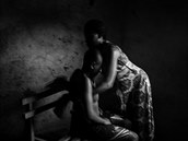 Kenmeni obvazuje dceru dceru po ehlení. Bafang v západním Kamerunu.