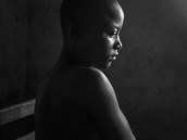 Kamini Tontines (12) z Bafangu  skrývá prsa poté, co je matka ehlila. Západní...