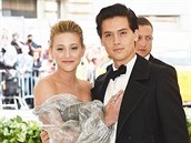 Lili Reinhart a Cole Sprouse na Met Gala 2018