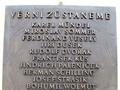 Památník pro obti masakru v Jelením píkopu.