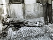 Tlo jedné ze tí tisíc obtí Praského povstání, které padly v ulicích Prahy.