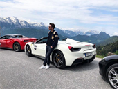 Leo na Instagramu zveejnil fotku se svým Ferrari a dal jasn najevo, e se...