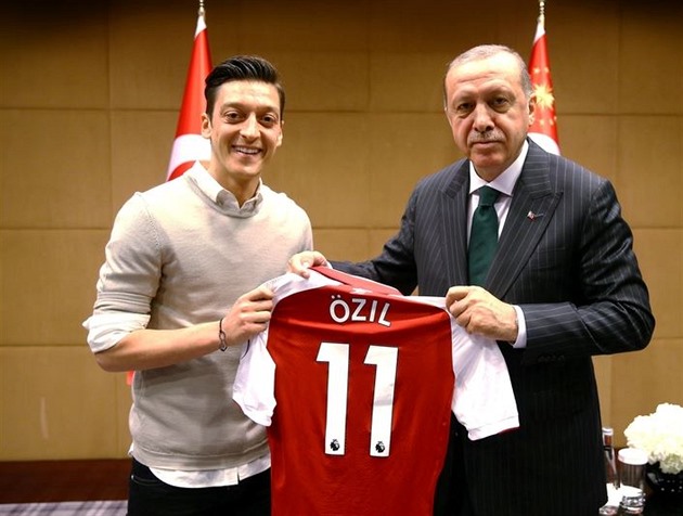Özil Erdoganovi věnoval svůj dres.