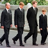 Zleva: Princ Filip, princ William, Charles Spencer - bratr Diany, princ Harry,...
