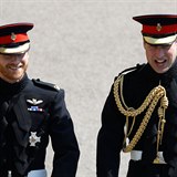 Dva brati ve stejn uniform, ale s rozdlnmi medailemi.