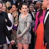 Kristen byla zřejmě unavená, a tak není divu, že na festivalu v Cannes zívala.