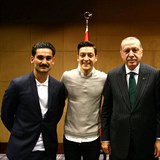 Prvotřídní němečtí fotbalisté se hrdě vyfotili s tureckým prezidentem Erdoganem.