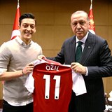 Özil Erdoganovi věnoval svůj dres.