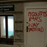„Pryč s muslimy, držte se zpět!“ hlásá dvojjazyčný nápis sprejem.