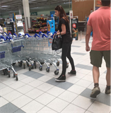 Mária Trošková se vydala na nákupy a v supermarketu dokonce sundala černé brýle.