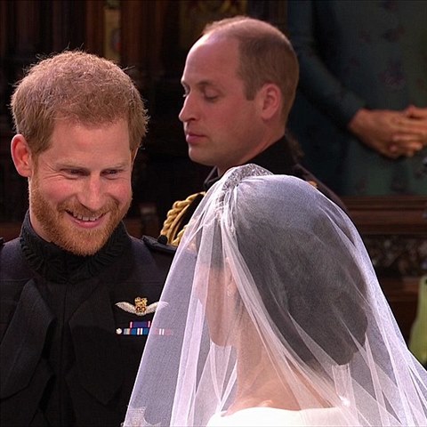 Harry se bhem obadu na svou Meghan usmval jako slunko.