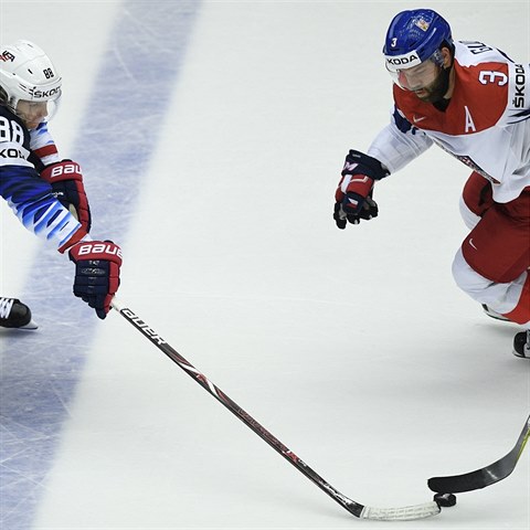 Souboj dvou matador z NHL: Patrick Kane vs. Radko Gudas.